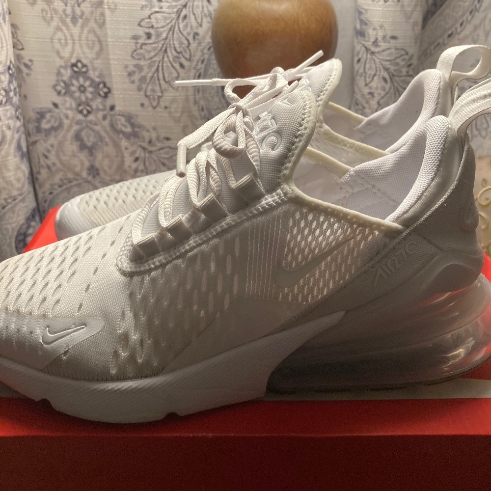Womens Nike air 270